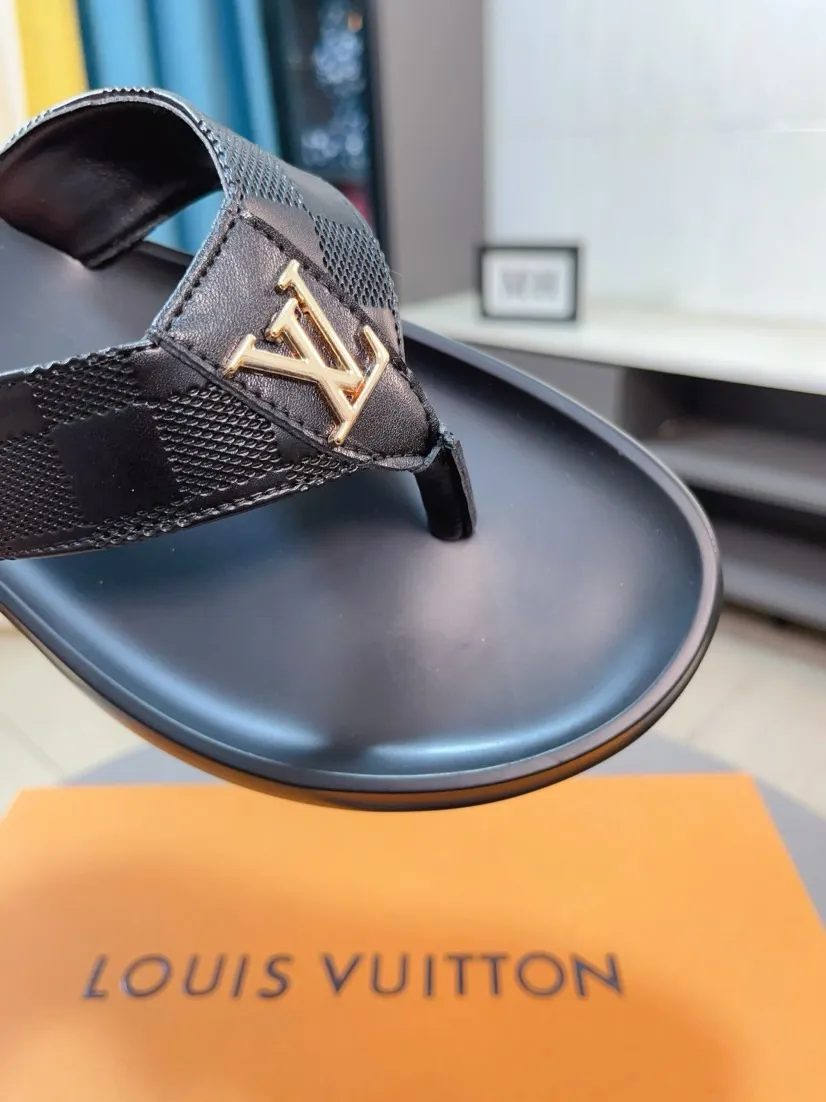 Men's shoes 💰260🌹🌹 (lv-Louis Vuitton) new men's sandals, high-end boutique, exquisite embossed logo decoration on the upper, fine workmanship, super soft soles, casual, loose and comfortable, a must-have in summer! \nsize：38-44